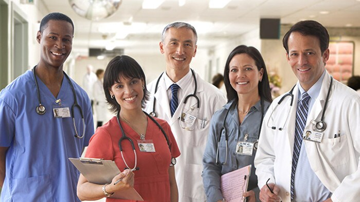 Médico examinando a un paciente