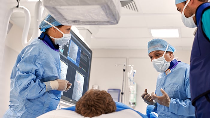 Cardiólogos intervencionistas que observan imágenes clínicas
