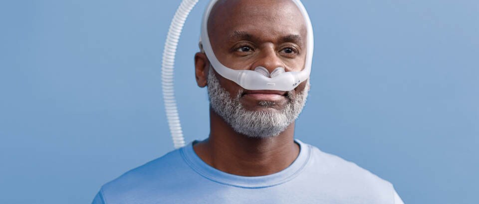 Hombre con barba y mascarilla