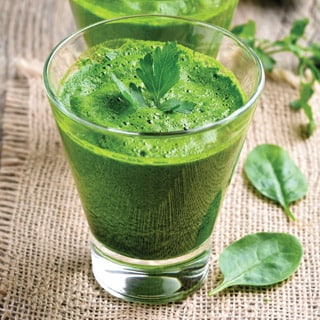 Smoothie de frutas y verduras, adem&aacute;s de superfrutas y hojas verdes