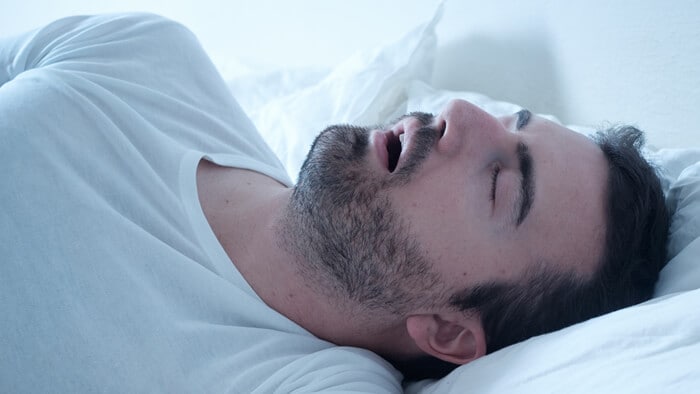 ¿Cuál es la mejor posición de dormir para quienes padecen Apnea Obstructiva del Sueño?
