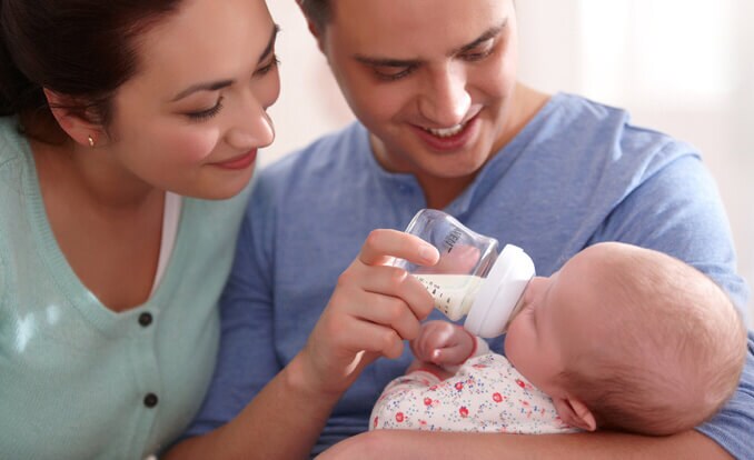 Preparación de una mamadera para el bebé