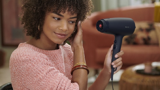 Mujer secandose el cabello