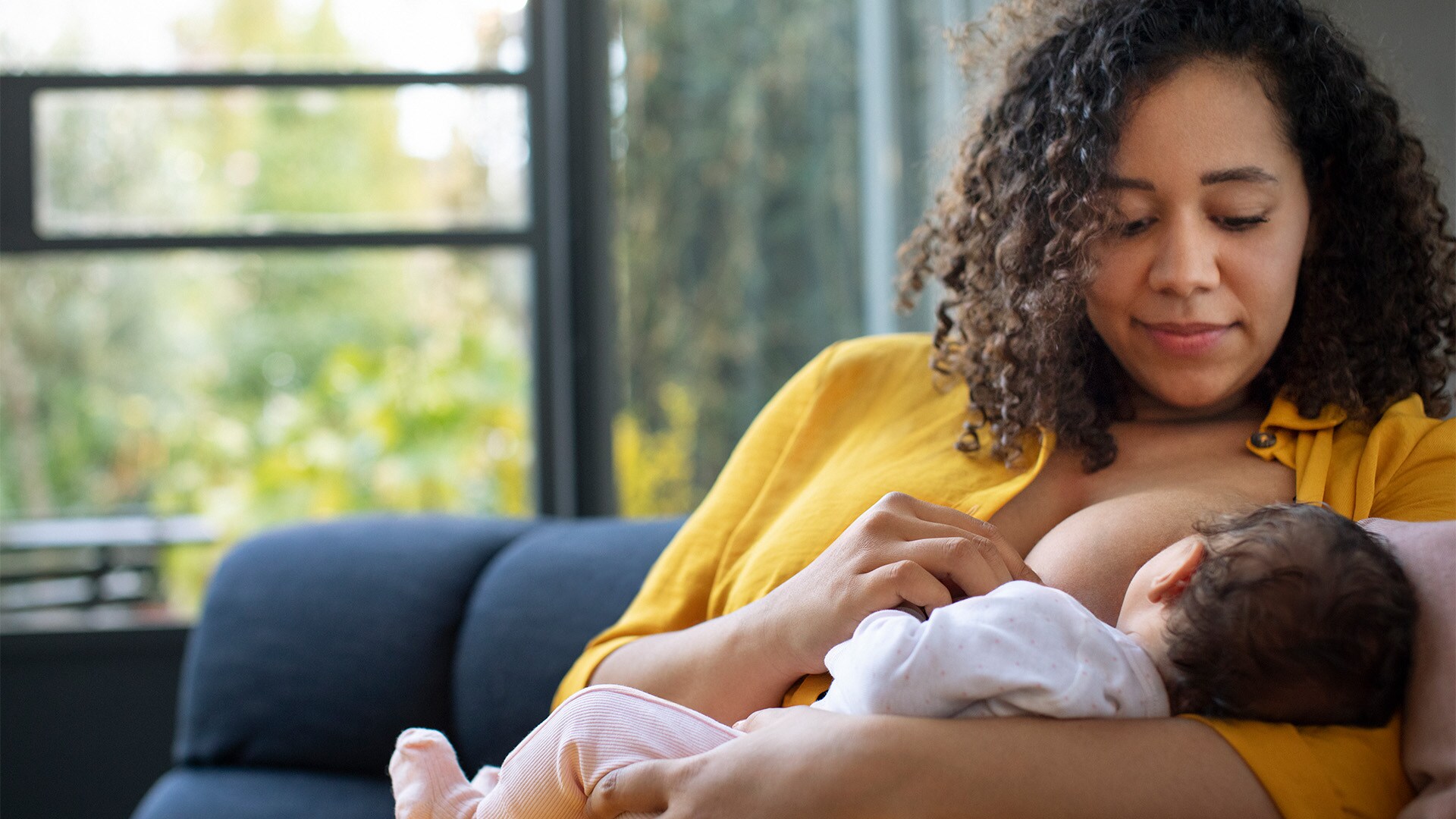 Estudio de Philips establece que el 66% de las madres se sentirían más seguras y cómodas amamantando en público, si este acto se considerara “normal”
