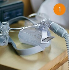 Un equipo médico sobre una mesa.