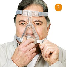 un hombre que llevaba una máscara cpap