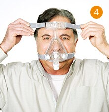 un hombre que llevaba una máscara cpap