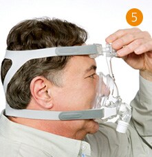 un hombre que llevaba una máscara cpap