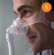 un hombre que llevaba una máscara cpap